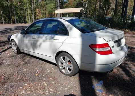 2008 Mercedes-Benz C 300 Luxury/Sport z USA, uszkodzony, nr VIN WDDGF54X48R039110